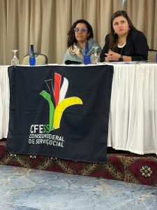 presidenta do CRESSRS sentada em bancada para participação na reunião. 