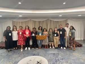 Doze pessoas reunidas, ao final da reunião