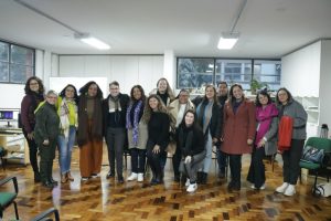 fotografia com as pessoas que estavam presentes na reunião no Pleno Ampliado no auditório do CRESSRS. Ao todo, 13 mulheres e 02 homens. 