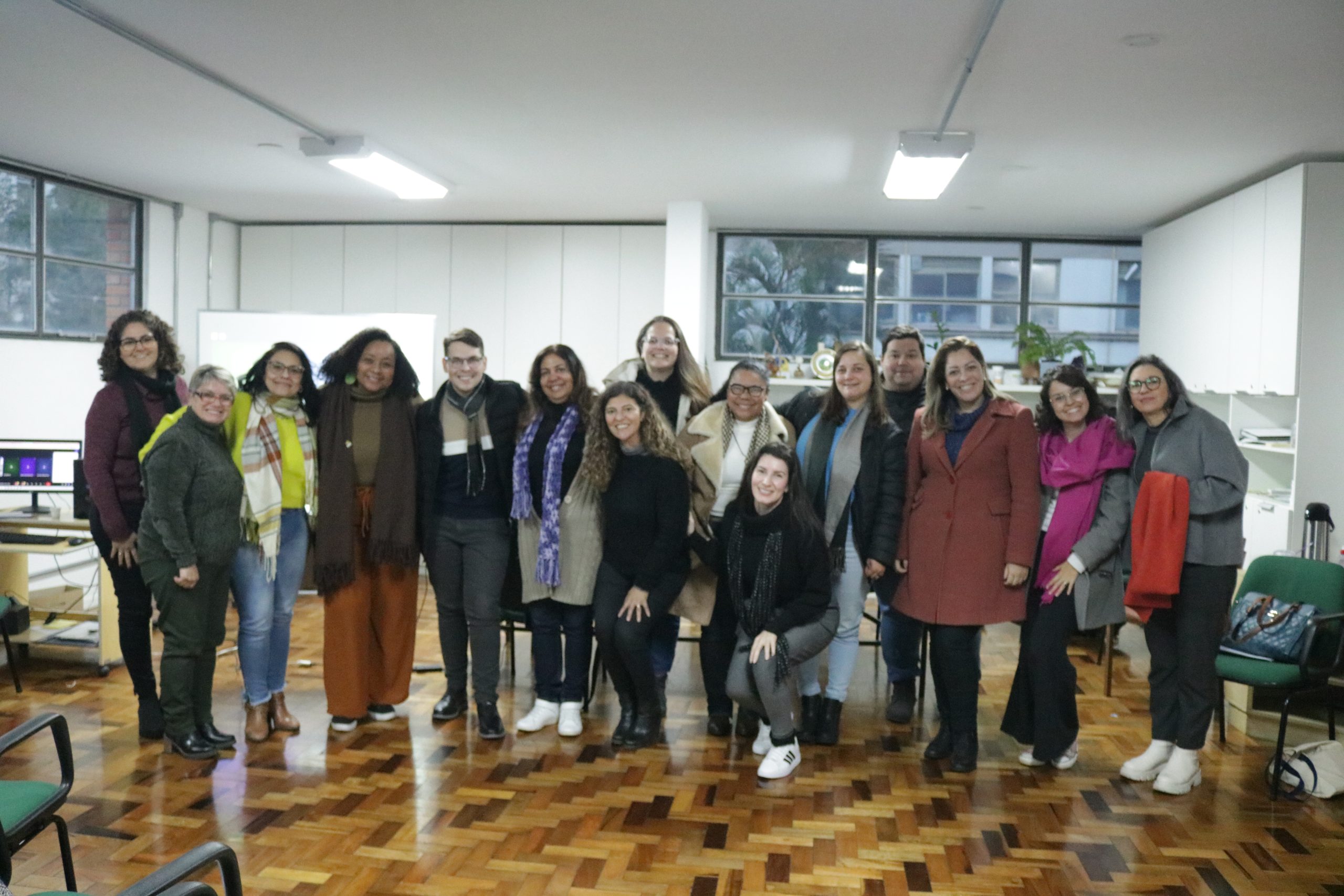 fotografia com as pessoas que estavam presentes na reunião no Pleno Ampliado no auditório do CRESSRS. Ao todo, 13 mulheres e 02 homens.