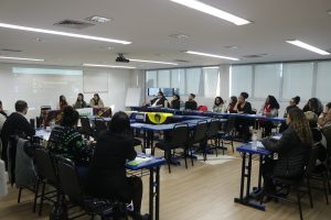 Toda as pessoas presentes do encontro local sentadas em cadeiras em círculo.