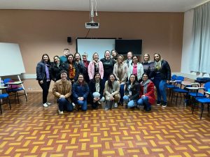fotografia com 20 pessoas reunidas da UNIPAMPA, entre gestão do CRESSRS, docentes, supervisoras/os/es de campo e discentes.