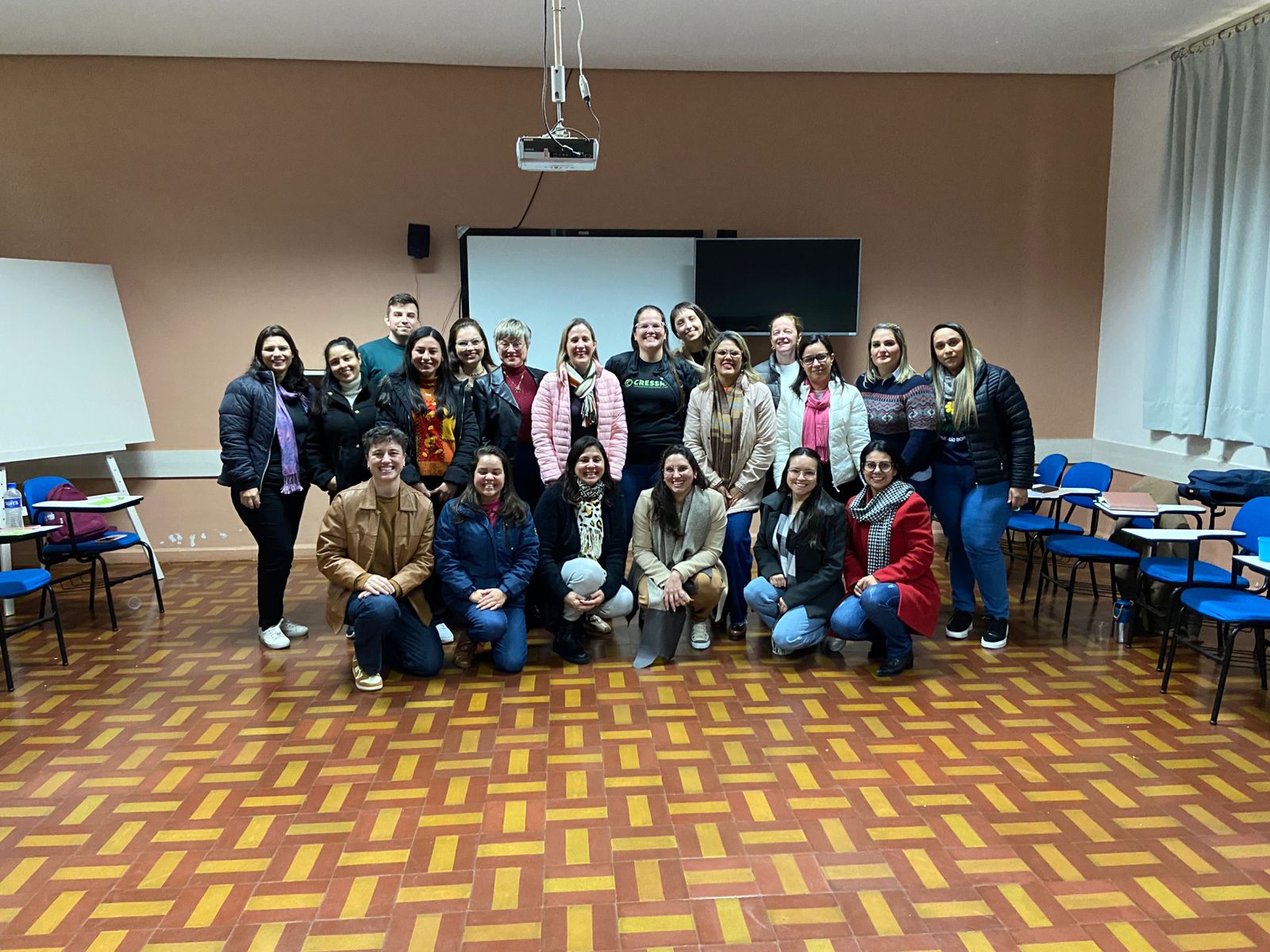 fotografia com 20 pessoas reunidas da UNIPAMPA, entre gestão do CRESSRS, docentes, supervisoras/os/es de campo e discentes.
