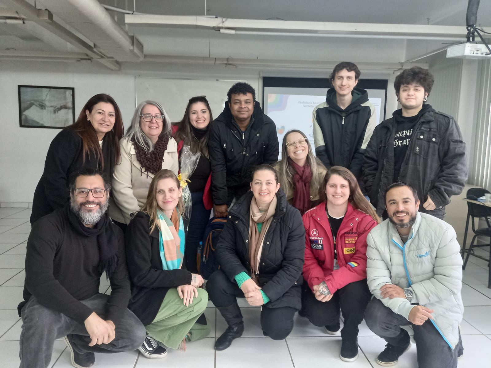 fotografia com a presença de 12 pessoas presentes na reunião do NUCRESS.