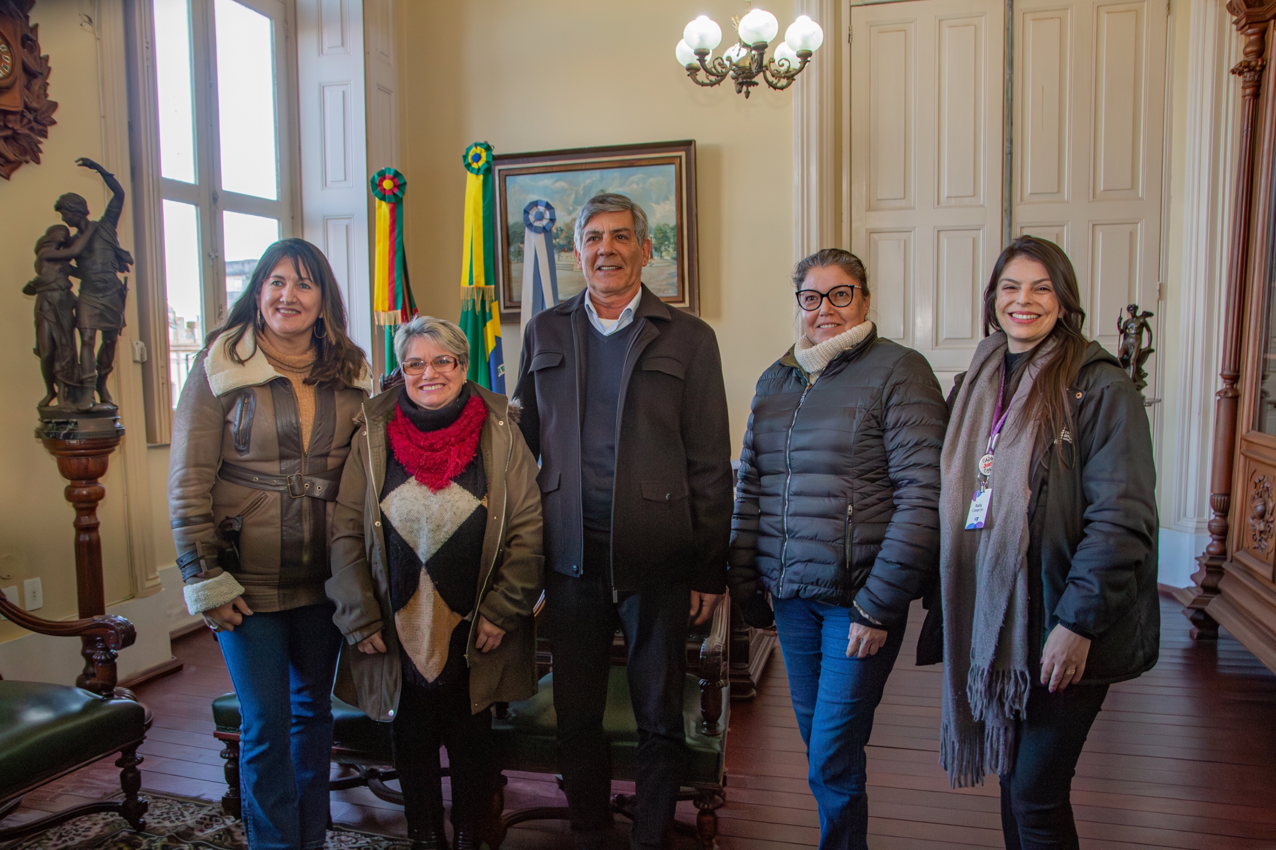 Fotografia com o prefeito de Pelotas, a agente fiscal do CRESSRS, a coordenadora da seccional Pelotas do CRESSRS e a conselheira da seccional.