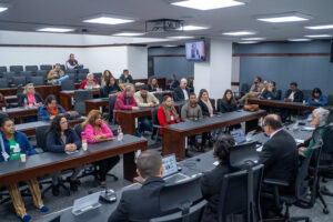 Auditório da Assembleia Legislativa RS, cerca de 20 pessoas sentadas.