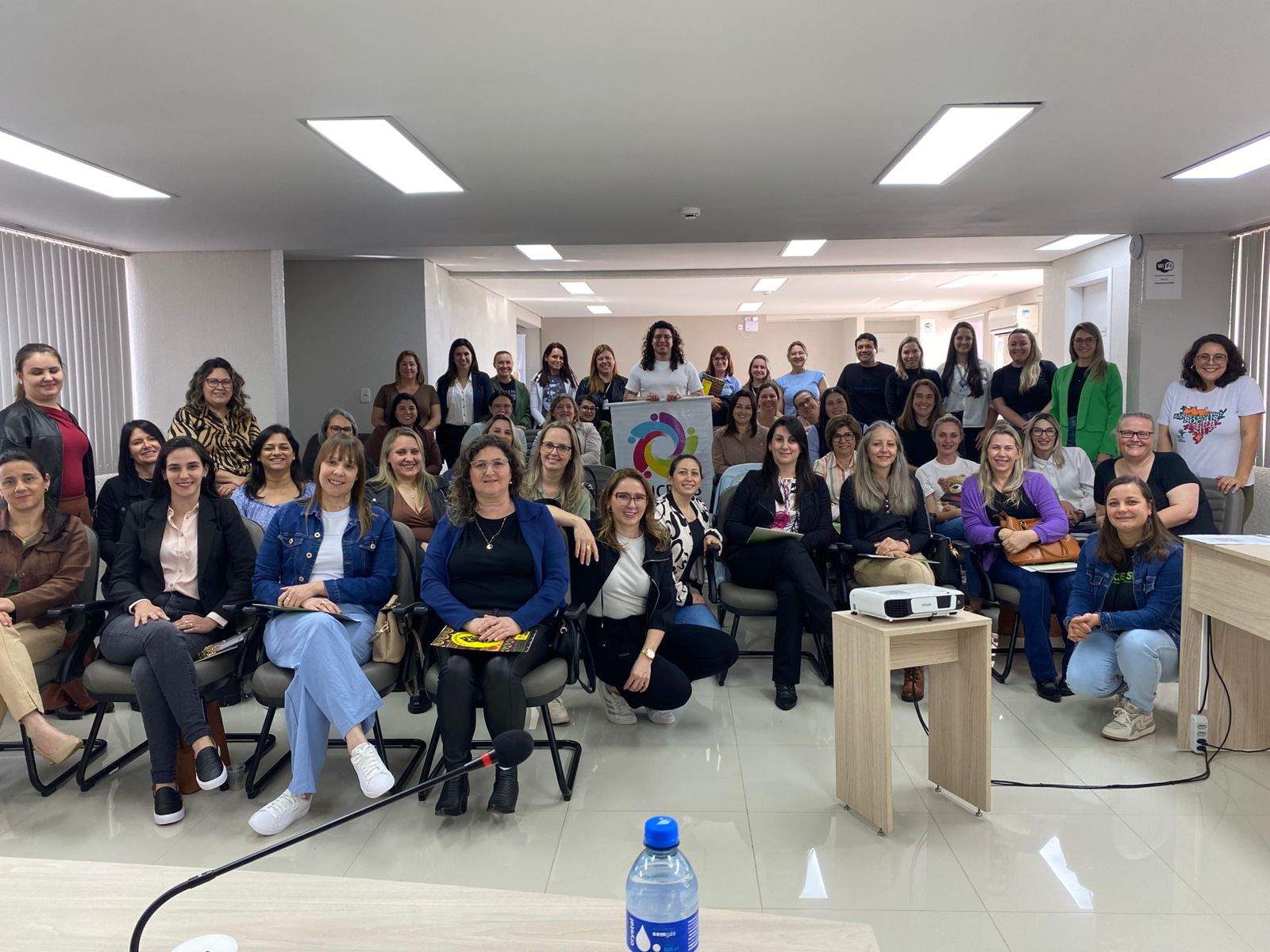 61 pessoas, maioria mulheres, brancas, reunidas no auditório do AMUCELEIRO.
