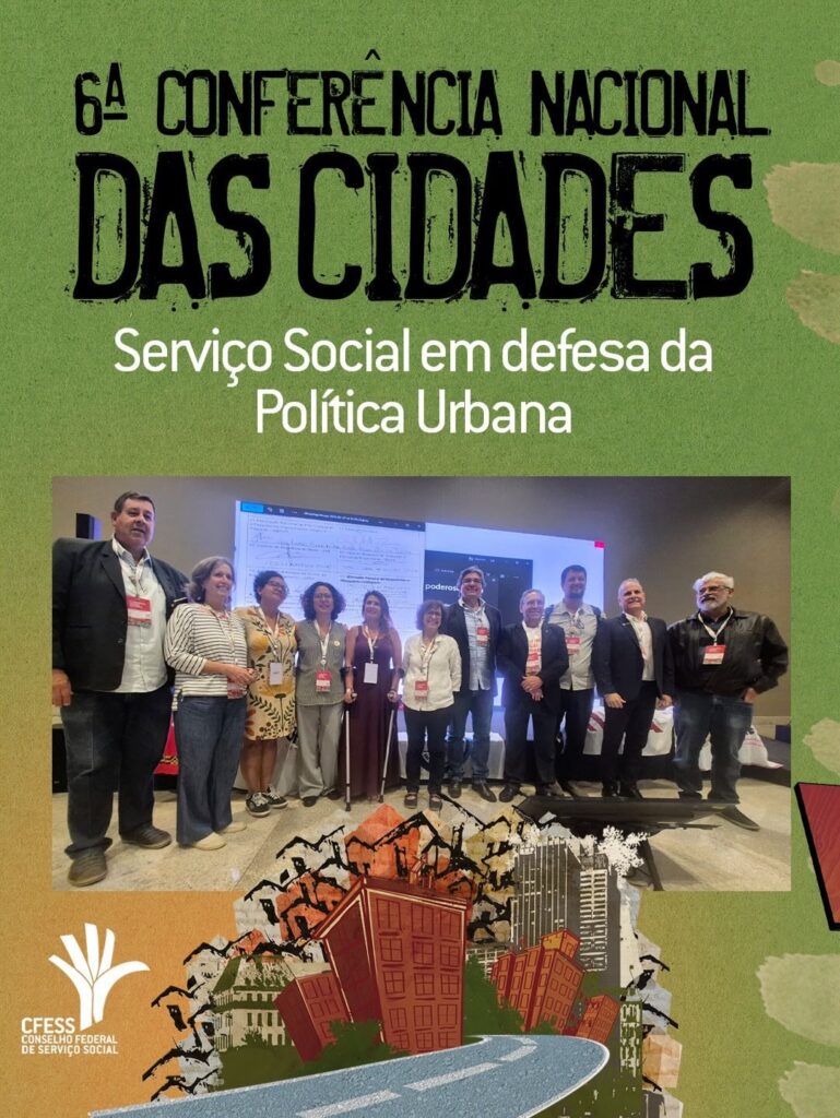 6ª Conferência Nacional das Cidades. Serviço Social em defesa da Política Urbana. Fotografia com 11 pessoas em frente a um telão, com mulheres e homens. No rodapé a ilustração de uma estrada que chega em uma cidade, com vários prédios coloridos e de diferentes tamanhos. 
