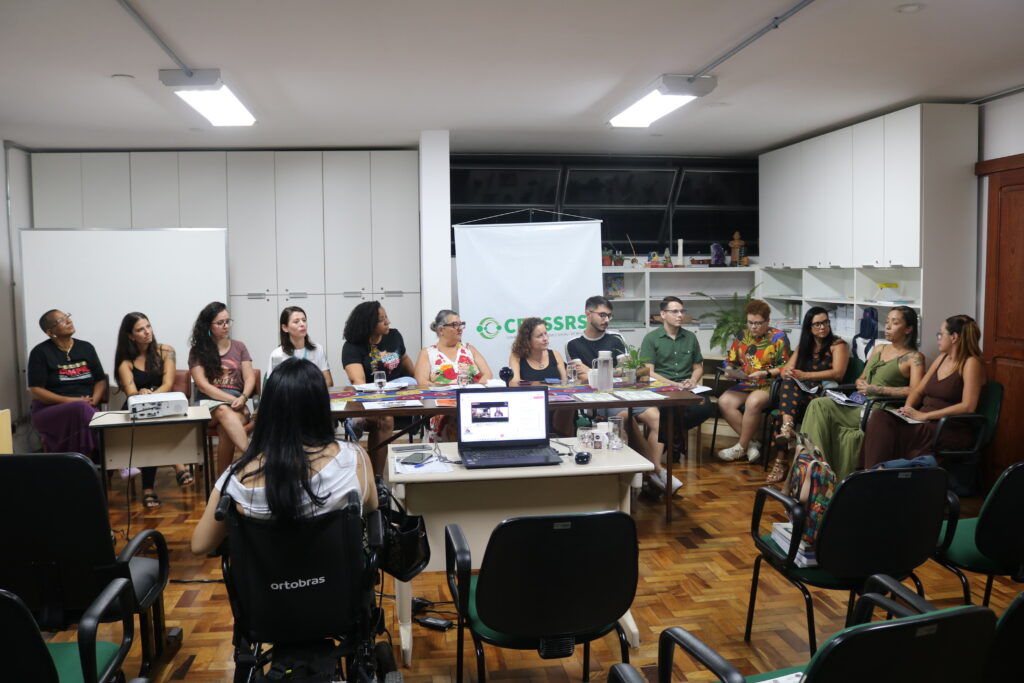 Fotografia com 14 pessoas em roda.