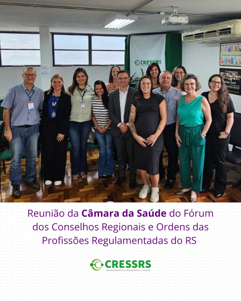 Fotografia com três homens e nove mulheres, pessoas brancas, vestindo roupas sociais e crachás. Em texto: Reunião da Câmara da Saúde do Fórum dos Conselhos Regionais e Ordens das Profissões Regulamentadas do RS.