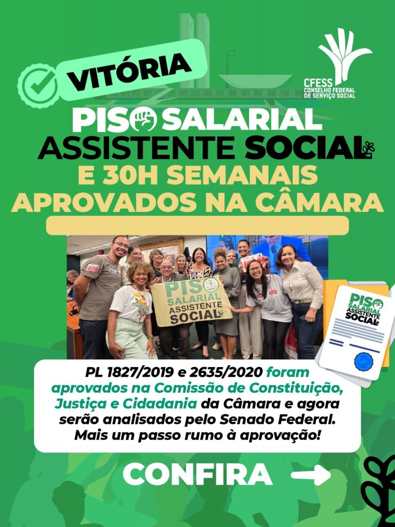 Fundo verde com a logo do CFESS. Texto informa que o piso salarial e a jornada de 30 horas para assistentes sociais foram aprovados na Comissão de Constituição e Justiça da Câmara. Destaque para a palavra “Vitória”. Há foto de um grupo de pessoas celebrando, segurando um cartaz sobre o piso salarial. Na parte inferior, reforça que os projetos de lei 1827/2019 e 2635/2020 seguem agora para análise no Senado Federal.