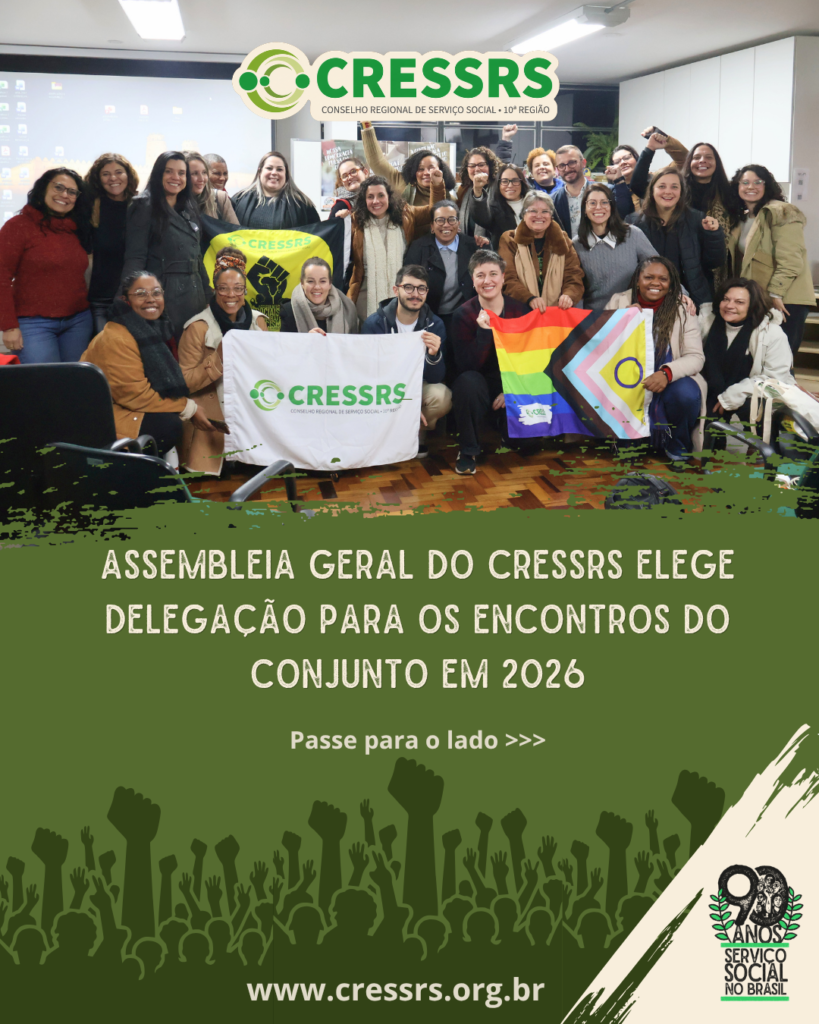 Card com fotografia das pessoas presentes na Assembleia Geral do CRESSRS. Ao todo, 27 pessoas. Eles seguram as bandeiras de luta do CRESSRS. Estão reunidos no auditório do Conselho. Embaixo a legenda Assembleia Geral do CRESSRS elege delegação para os encontros do conjunto em 2026. Passe para o lado. www.cressrs.org.br, Rodapé com moldura de vários punhos cerrados na cor verde. Selo dos 90 anos do Serviço Social.