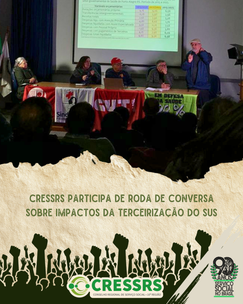 Card com fotografia de mesa com três homens e duas mulheres, com bandeiras da CUT e de sindicatos, apresentando um slide no telão ao fundo. No centro do card, "CRESSRS participa de Roda de Conversa sobre impactos da terceirização do SUS". No rodapé, ilustração de punhos e pessoas com mãos erguidas, logo do CRESSRS e selo dos 90 anos do Serviço Social. 