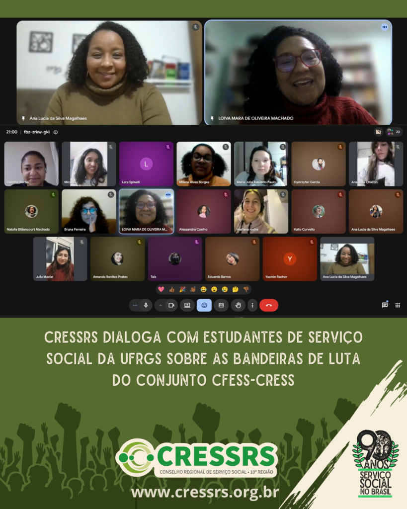 Card com print da aula da UFRGS, onde aparecem suas mulheres negras em janela tamanho médio e 20 janelas pequenas com várias mulheres estudantes. Em texto CRESSRS dialoga com estudantes de Serviço Social da UFRGS sobre as bandeiras de luta do conjunto CFESS-CRESS. No rodapé, imagens de vários punhos cerrados e semblantes de pessoas, a logo do CRESSRS centralizada e o selo dos 90 anos do Serviço Social. 