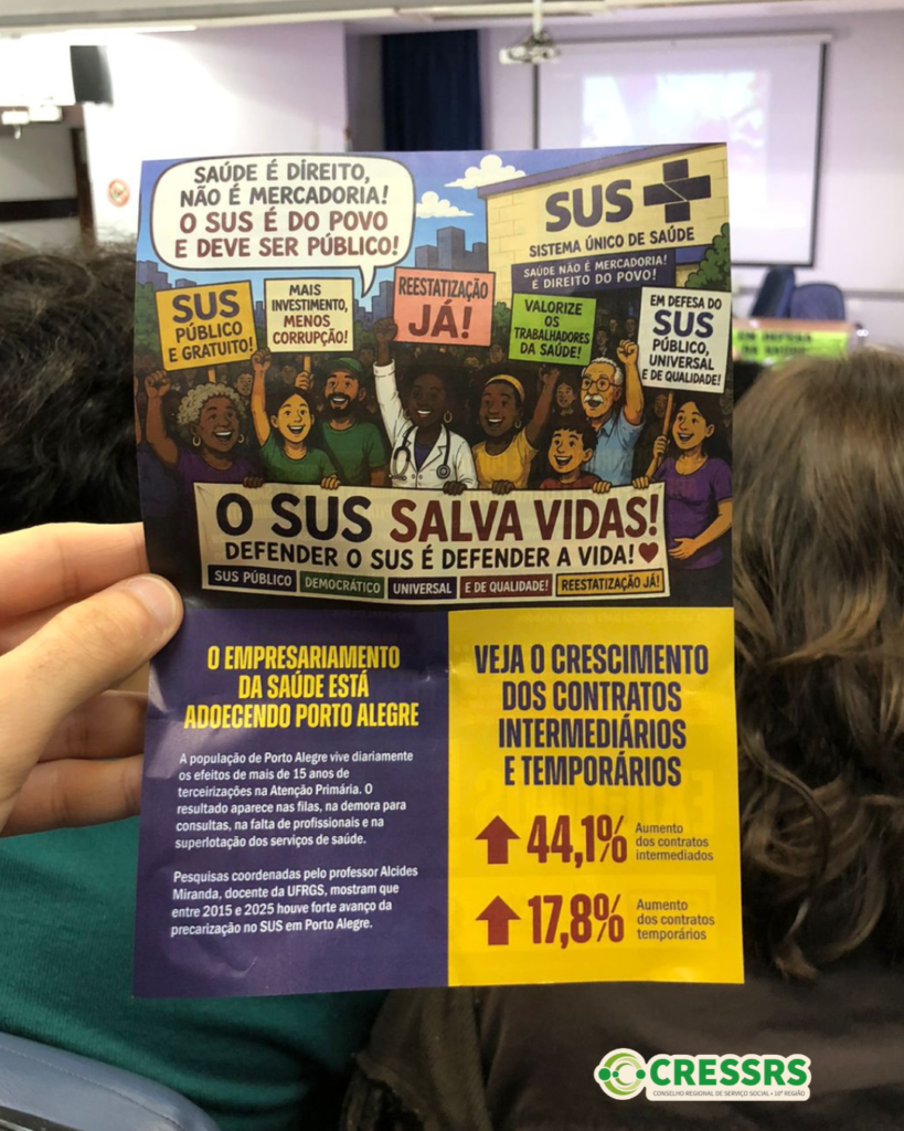 Foto de um panfleto escrito o SUS salva vidas! Defender o SUS é defender a vida! O empresariamento da saúde está adoecendo Porto Alegre. Veja o crescimento dos contratos intermediários e temporários. No topo do panfleto, uma ilustração de várias pessoas, na maioria negras, segurando placas em defesa do SUS.