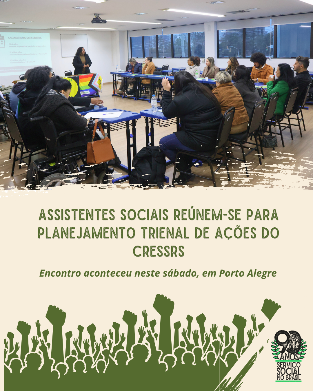Card com fotografia de 15 pessoas, reunidas em uma sala com classes. 14 estão sentadas na classe enquanto uma mulher, negra, está de pé de frente para elas. Em texto: assistentes sociais reúnem-se para planejamento trienal de ações do CRESSRS.