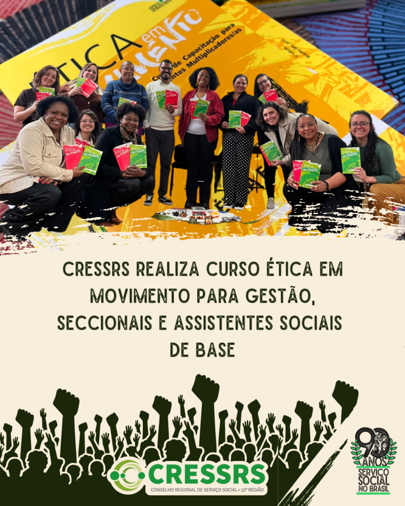 Card do CRESSRS sobre o curso Ética em Movimento. Na parte superior, fotografia de um grupo diverso de 12 pessoas, em pé e agachadas, sorrindo e segurando os livros vermelho e verde da coleção Ética em Movimento. Ao fundo, aparece ampliada a capa amarela do material do curso. Abaixo da fotografia, sobre fundo bege, está escrito: “CRESSRS realiza curso Ética em Movimento para gestão, seccionais e assistentes sociais de base”. Na parte inferior, ilustração em verde-escuro representa uma multidão com braços e punhos erguidos. Ao centro está o logotipo do CRESSRS – Conselho Regional de Serviço Social – 10ª Região. No canto inferior direito, aparece a marca comemorativa “90 anos – Serviço Social no Brasil”.