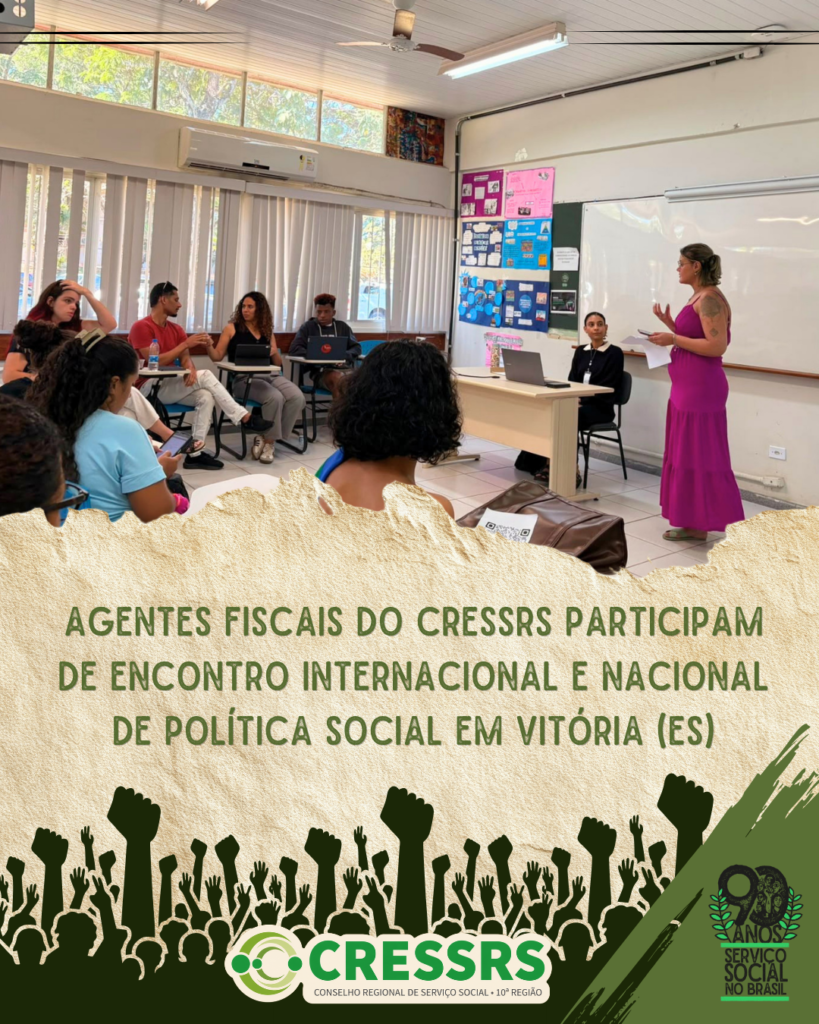 Card com fotografia de mulher, branca, loira, falando e gesticulando de pé em frente de sete pessoas sentadas em cadeiras. Eles estão em uma sala com quadro e uma mesa co notebook. Em texto: Agentes fiscais do CRESSRS participam de encontro internacional e nacional de Política Social em Vitória (ES). No rodapé, mãos em punhos na cor verde, a logo do CRESSRS e o selo de 90 anos do Serviço Social. 