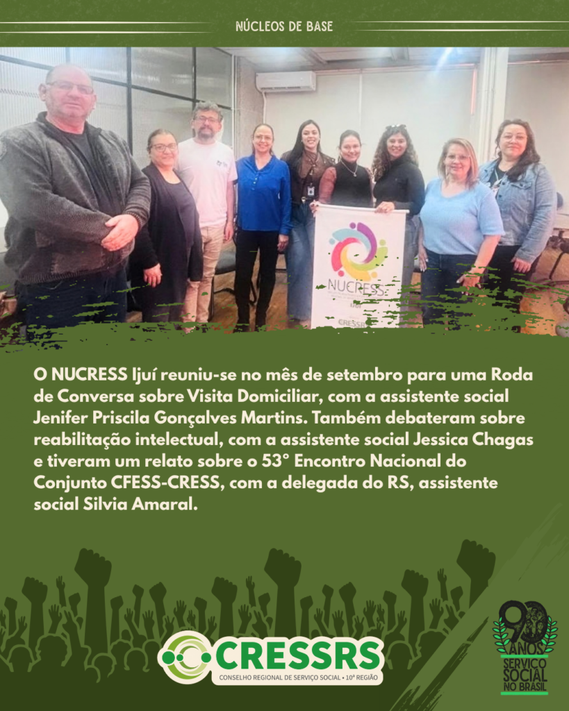 contém o mesmo texto descrito acima, em um card verde oliva, que apresenta uma fotografia com dois homens brancos e sete mulheres brancas, segurando um banner escrito NUCRES Ijuí. No rodapé, diversos semblantes de pessoas com mãos erguidas e em punho. Logo do CRESSRS e Selo dos 90 anos do Serviço Social.