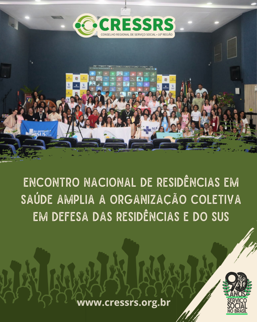 Encontro nacional de residências em saúde amplia a organização coletiva em defesa do SUS. Fotografia com maias de 100 pessoas reunidas, com bandeiras do SUS. Ao fundo, telão exibe tela da reunião no google meet com dezenas de pessoas presentes. 