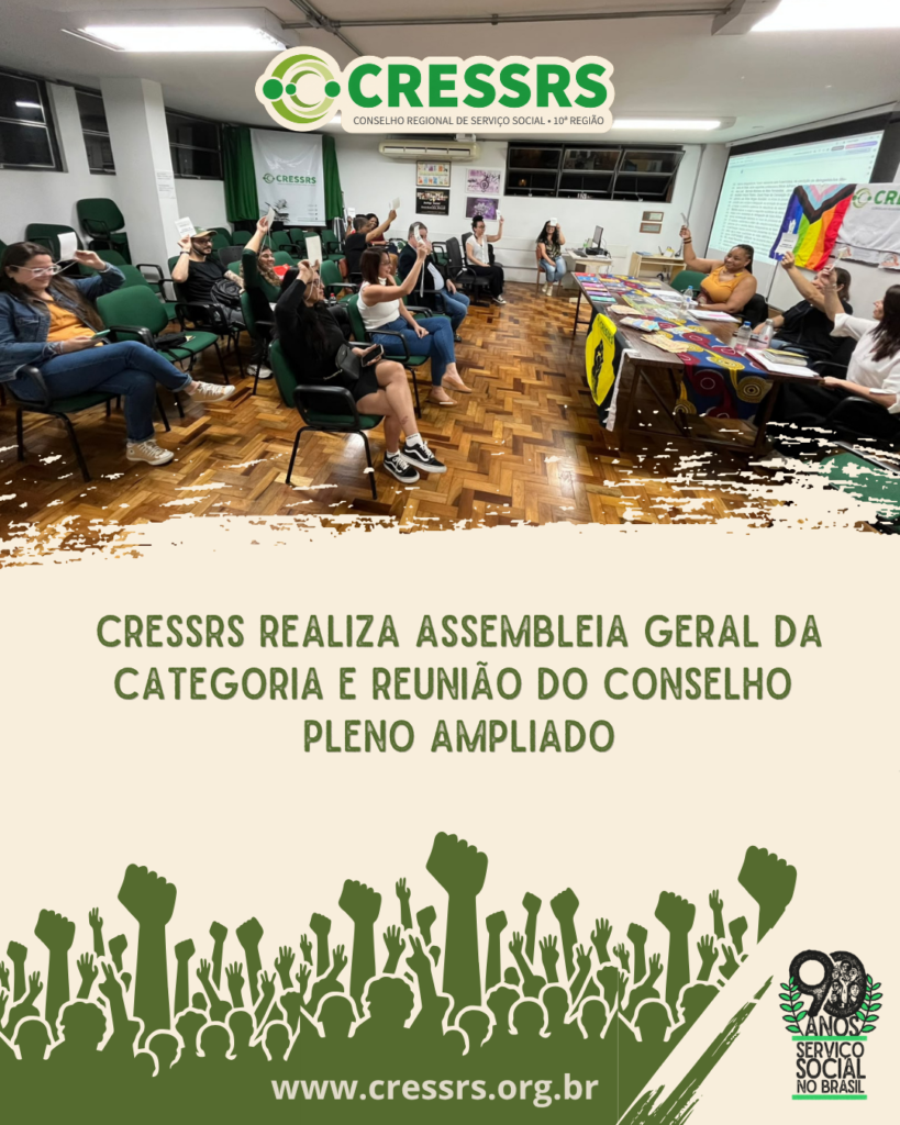 Card com fotografia tirada no auditório do CRESSRS com pessoas presentes na Assembleia Geral da categoria. São 12 mulheres e 3 homens. Na mesa de condução estão três conselheiras da direção do CRESSRS.