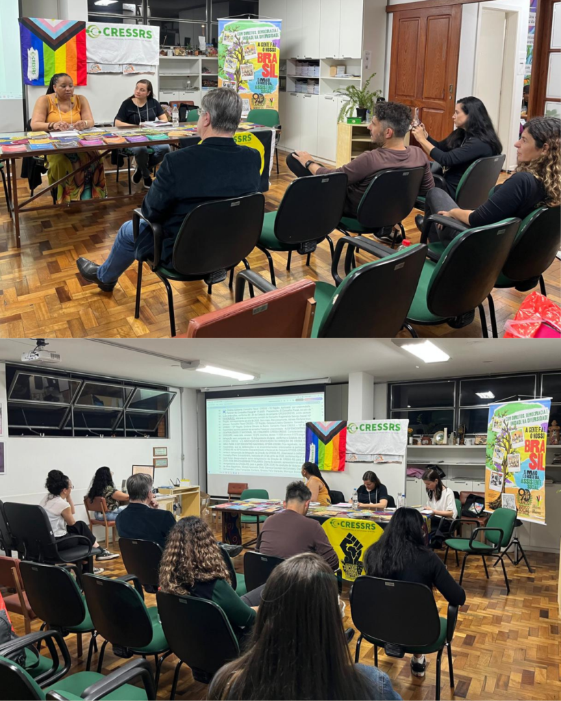 Fotografia 1: duas mulheres em frente a uma plateia com quatro pessoas observando. Ao fundo delas, bandeira do CRESSRS e banner alusivo ao 15 de maio dia de assistentes sociais. Fotografia 2: Mesma plateia mais com sete pessoas observando mesa com três mulheres sentadas. Todos observam uma apresentação no telão. 