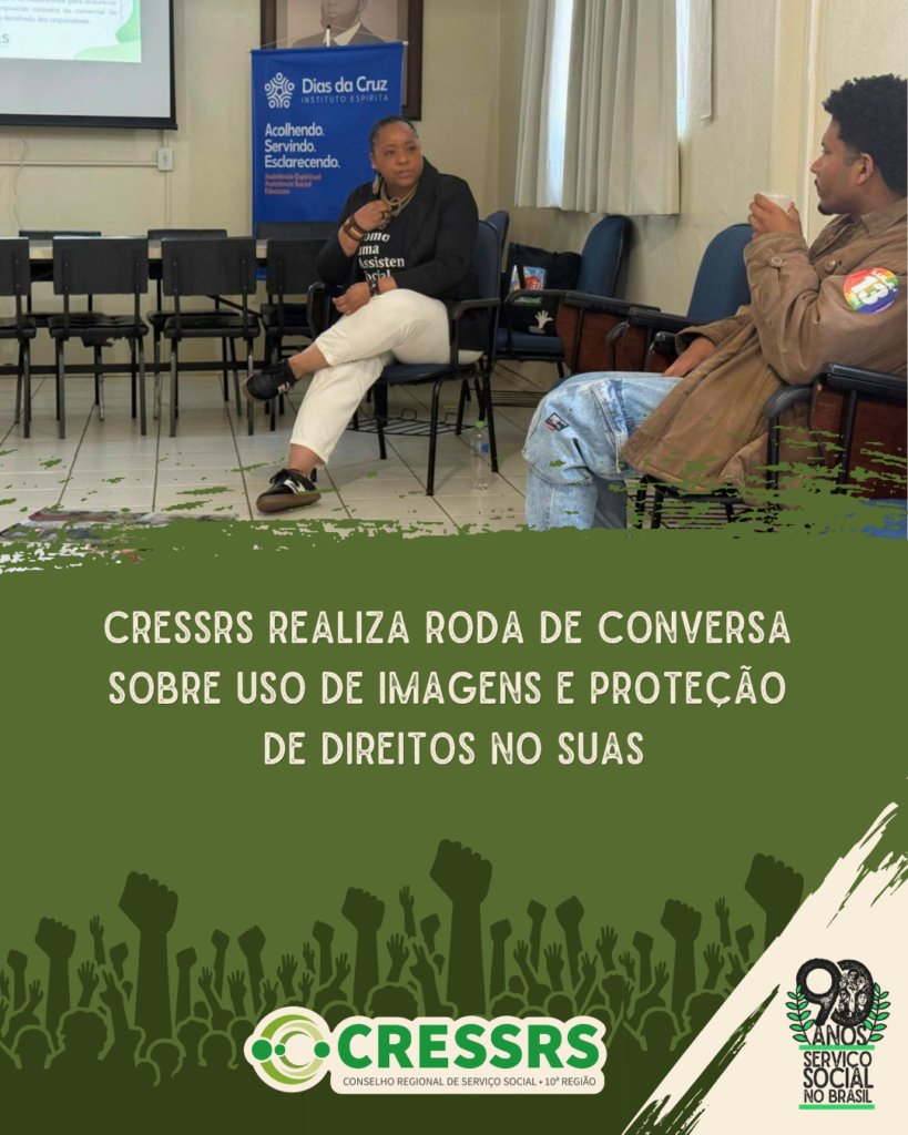 Fotografia de mulher, negra, com tranças longas, casaco preto e calça clara sentada de frente para um homem, negro, cabelos crespos e jaqueta marrom. Ela gesticula enquanto olha para ele. Atrás dela, um banner do Albergue Dias da Cruz. Em texto, centralizado: CRESSRS realiza roda de conversa sobre uso de imagens e proteção de direitos no SUS. Rodapé com várias mãos cerradas e fechadas em punho, no centro a logo do CRESSRS e do lado direito o selo de 90 anos do Serviço Social no Brasil. 