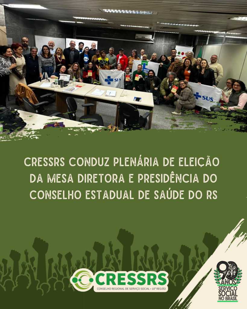 Card com fotografia de plenária, 39 pessoas, segurando faixas e bandeiras com símbolo do SUS. Em texto: CRESSRS conduz plenária de eleição da mesa diretora e presidência do Conselho Estadual de Saúde do RS. Rodapé com logo do CRESSRS e sele de 90 anos do Serviço Social no Brasil.